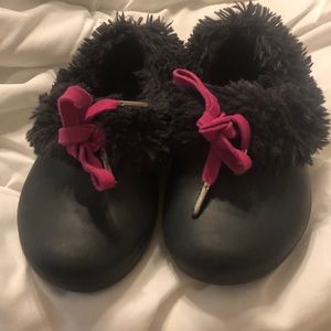 Black fuzzy croc slippers with pink leather strap